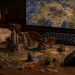 Mesa com mapa de estrategia, miniaturas de castelo e dragao, teclado e controle.