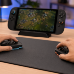 Controles destacáveis sendo usados como mouse em uma mesa de jogos.