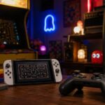 Sala retro com console portatil, controle, gabinete arcade amarelo generico e luz de CRT.