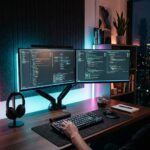 Ilustracao conceitual de um desenvolvedor back-end trabalhando em multiplas telas com codigos de Spring Boot e Node.js em destaque.