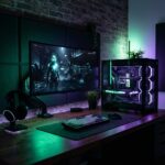 Setup de PC gamer de alta performance com iluminacao suave em tons de verde e roxo, focado em minimalismo.