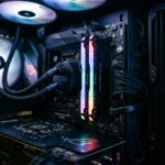Modulos de memoria RAM instalados em uma placa-mae, com um brilho sutil, simbolizando tecnologia e alto valor.