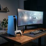 Console PlayStation 5 iluminado em azul sobre uma mesa de madeira em ambiente gamer