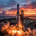 Lancamento do mega-foguete Starship V3 da SpaceX a partir da base em Starbase, Texas, durante o entardecer.