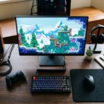 Foto editorial de um setup de games moderno com controle e tela mostrando um jogo indie brasileiro vibrante.