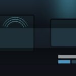 Jogador usando tela portatil em movimento com sinais de streaming e clima de jogo na nuvem.